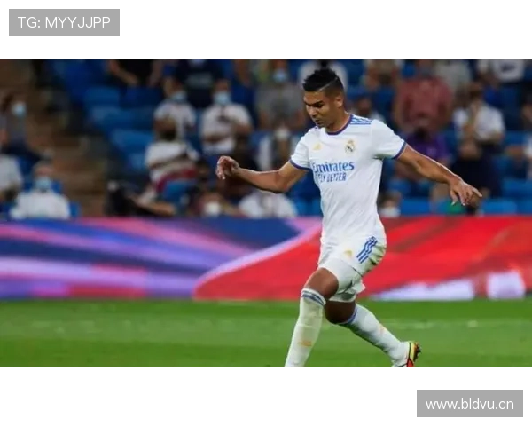 卡塞米罗与克罗斯在控球倾向下形成中场分散结构差异