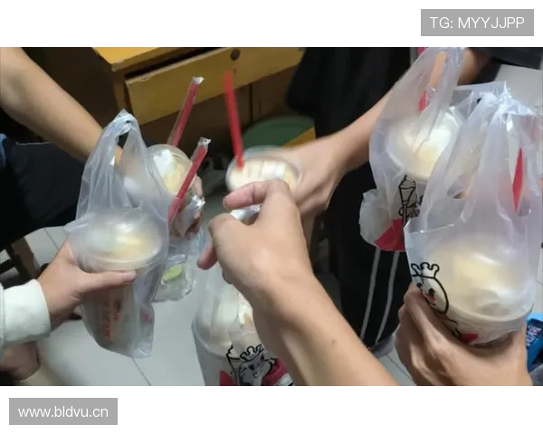 张楠赛场像冷面杀手，生活照却被室友爆出超爱喝奶茶？！