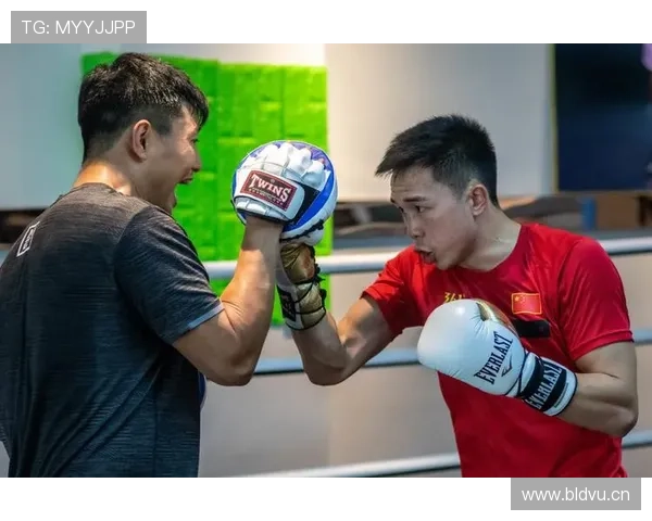 徐灿训练完直接去菜市场砍价，拳套还没摘