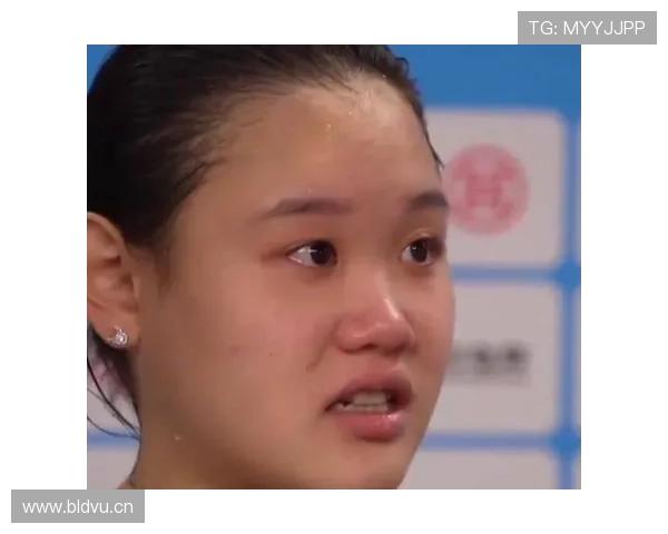 张家齐训练完顺手买个包，我工资还没她零头多