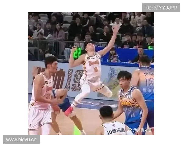 投篮被犯规时如何判断是否属于投球动作违例？