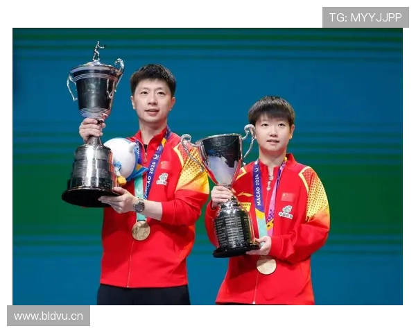 马龙的居家照像邻居大哥，客厅一隅的那堆奖杯直接把我打回现实